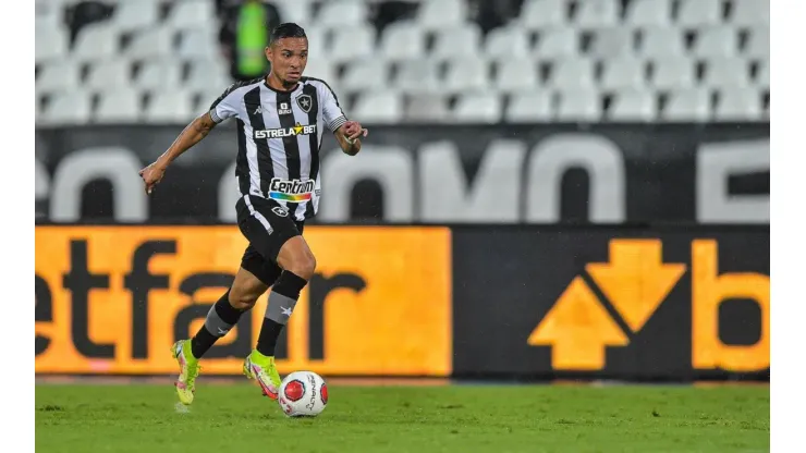 Luiz Fernando comenta sobre dificuldade do Botafogo em finalizar as jogadas (Foto: Thiago Ribeiro/AGIF)
