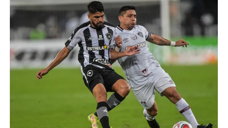 Pineida teve que ser levado para um hospital após levar pancada na cabeça (Foto: Thiago Ribeiro/AGIF)
