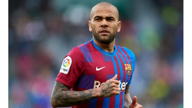 Daniel Alves estará livre no meio do ano (Foto: Getty Images)
