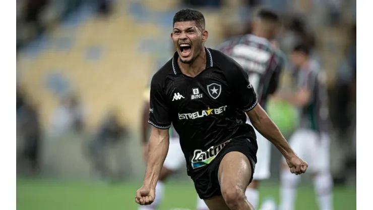 Erison se desculpou após voadora na bandeirinha com escudo do Fluminense (Foto: Jorge Rodrigues/AGIF)
