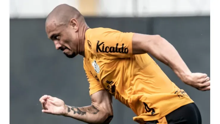 Maicon foi apresentado oficialmente no Santos (Foto: Ivan Storti/Santos FC)
