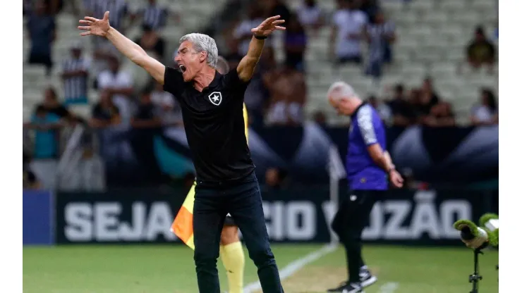 Luís Castro ficou agitado e gritou com o time o jogo inteiro na vitória contra o Ceará (Foto: Vitor Silva/Botafogo)
