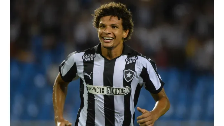 Willian Arão, em campo pelo Botafogo (Foto: Fernando Soutello/AGIF)
