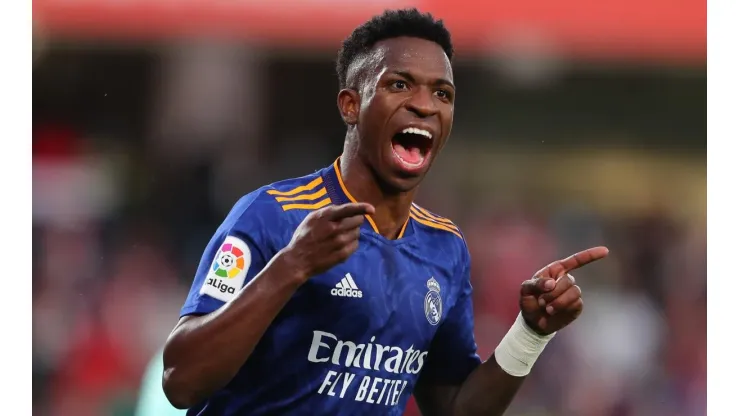 Vinícius Júnior comemora gol com a camisa do Real Madrid (Foto: Getty Images)
