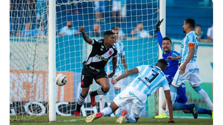 Raniel volta a balançar as redes pelo Vasco e chega a 10 gols na temporada (Foto: Daniel RAMALHO / CRVG)
