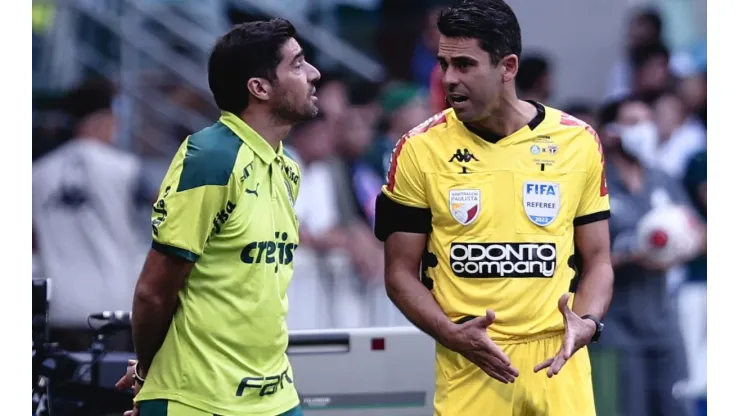 Foto: Ettore Chiereguini/AGIF - Abel Ferreira conversando com um árbitro na beira do campo
