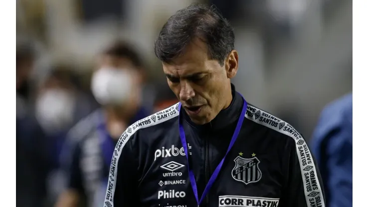 Fabián Bustos deixou o comando técnico do Santos (Foto: Getty Images)
