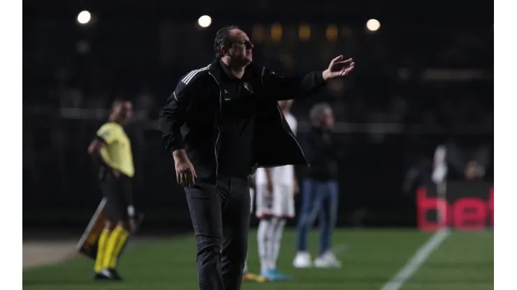 Ceni fala sobre maratona de jogos importantes e preocupação com a questão física (Foto: Rubens Chiri / saopaulofc.net)
