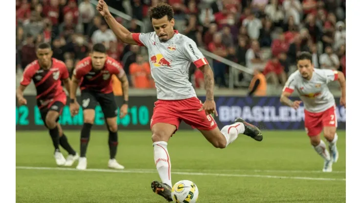 Foto: Robson Mafra/AGIF - Lucas Evangelista batendo pênalti para o Bragantino
