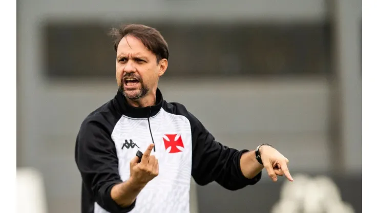 Maurício Souza, técnico do Vasco, está fazendo uma reformulação no elenco
