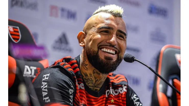 Vidal é apresentado oficialmente no Flamengo (Foto: Marcelo Cortes / Flamengo)
