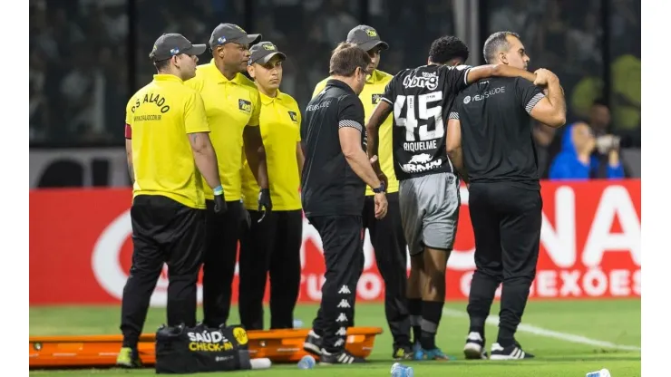 Riquelme sofre grave problema no joelho e deverá ficar fora de combate pelo Vasco cerca de nove meses (Foto: Daniel RAMALHO/CRVG)
