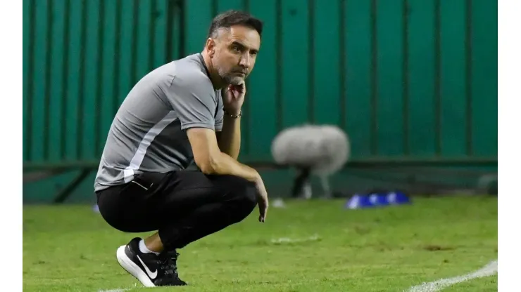 De acordo com portal, Vítor Pereira muda de ideia e escala Corinthians com Róger Guedes e Yuri Alberto (Foto: Gabriel Aponte/Getty Images)
