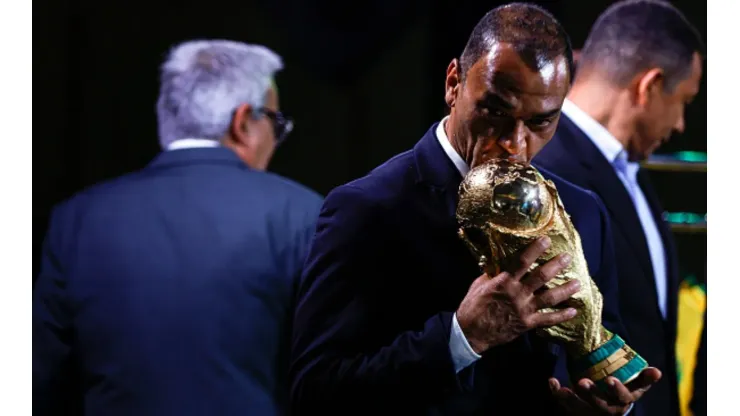 A tão sonhada taça da Copa do Mundo do Qatar chega ao Brasil em outubro