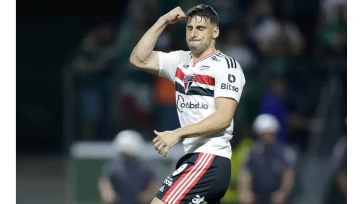 Jonathan Calleri comemora gol com a camisa do São Paulo (Foto: Getty Images)
