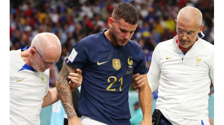 Lucas Hernández deixa o gramado machucado (Foto: Getty Images)
