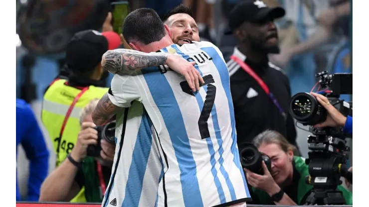 Messi e De Paul se abraçam em Argentina x Croácia (Foto: Getty Images)
