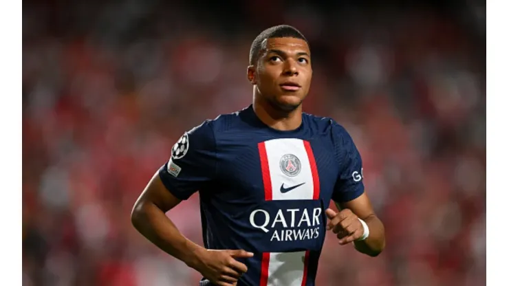 Após o segundo lugar na copa do mundo, o atacante Mbappé abdicou das mini-férias concedidas pelo clube.
