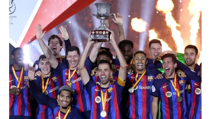 Sergio Busquets levanta a taça da Supercopa da Espanha (Foto: Getty Images)
