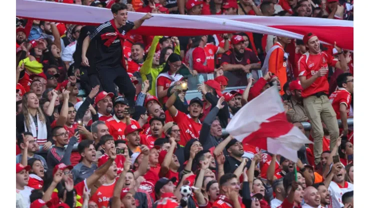 Torcida do Internacional provoca Luis Suárez após vitória no Gauchão