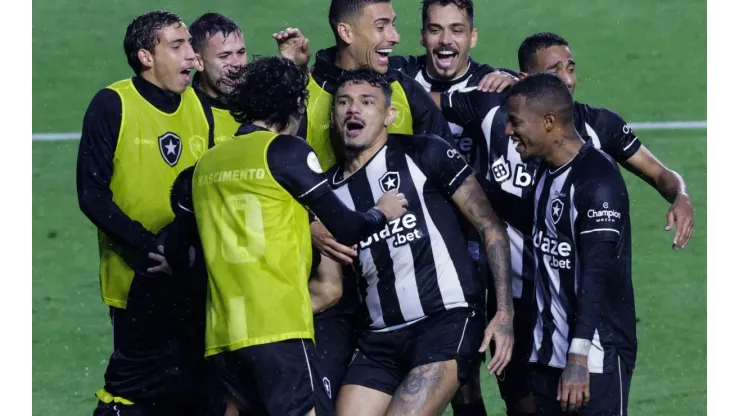 Tiquinho Soares e outros jogadores do Botafogo foram punidos por confusão em clássico contra o Flamengo
