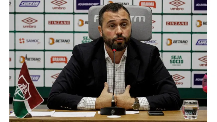 Presidente do Fluminense defende ídolo do Flamengo
