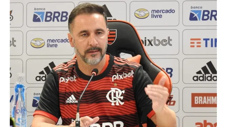 Vitor Pereira dá aval e jogador pode deixar o clube nos próximos dias
