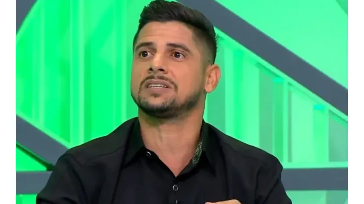 No SBT, Cicinho crava o primeiro time do Brasileirão que será eliminado da Libertadores: "O que você vai esperar de um time desses?"