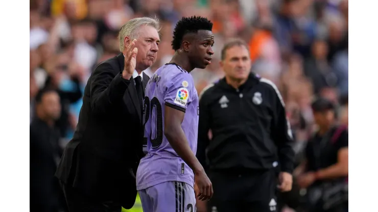 Carlo Ancelotti revelou conversa com Vini Jr após mais um caso de racismo contra o brasileiro (Photo by Aitor Alcalde/Getty Images)
