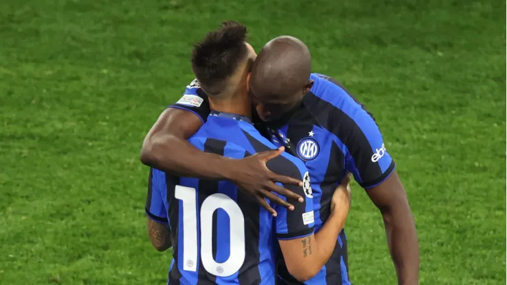 ISTANBUL, TURKEY - JUNE 10: Romelu Lukaku of FC Internazionale hugs teammate Lautaro Martinez after the UEFA Champions League 2022/23 final match between FC Internazionale and Manchester City FC at Atatuerk Olympic Stadium on June 10, 2023 in Istanbul, Turkey. (Photo by Alex Grimm/Getty Images)
