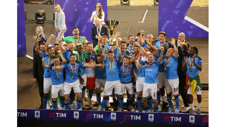 NAPLES, ITALY - JUNE 04: Giovanni Di Lorenzo of SSC Napoli lifts the Serie A trophy following the Serie A match between SSC Napoli and UC Sampdoria at Stadio Diego Armando Maradona on June 04, 2023 in Naples, Italy. (Photo by Francesco Pecoraro/Getty Images)
