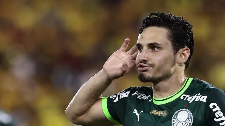 GUAYAQUIL, ECUADOR - MAY 03: Raphael Veiga of Palmeiras celebrates after scoring the team's first goal via penalty during a  Copa CONMEBOL Libertadores 2023 Group C match between Barcelona SC and Palmeiras at Estadio Monumental Isidro Romero Carbo on May 03, 2023 in Guayaquil, Ecuador. (Photo by Franklin Jacome/Getty Images)
