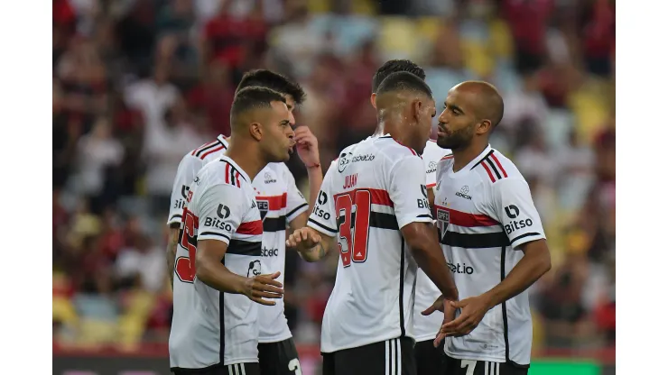 RJ - RIO DE JANEIRO - 17/09/2023 - COPA DO BRASIL 2023, FLAMENGO X SAO PAULO - Jogadores do Sao Paulo comemoram vitoria ao final da partida contra o Flamengo no estadio Maracana pelo campeonato Copa do Brasil 2023. Foto: Thiago Ribeiro/AGIF
