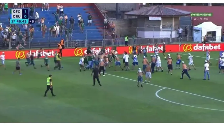 Briga entre as torcidas no Coritiba x Cruzeiro. Foto: Reprodução Premiere
