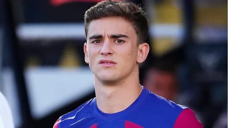  Gavi do FC Barcelona entra em campo vestindo a camisa de edição limitada da partida do FC Barcelona (Photo by Alex Caparros/Getty Images)
