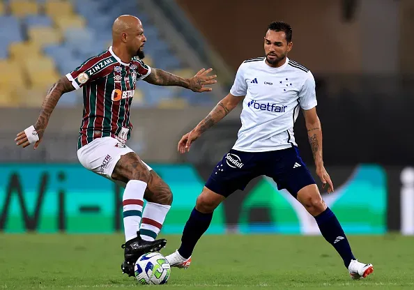 Gilberto disputa bola com Felipe Melo. Foto: Buda Mendes/Getty Images