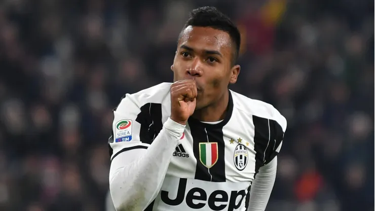 Clube brasileiro encaminha acordo com a Juve para anunciar Alex Sandro   (Photo by Valerio Pennicino/Getty Images)
