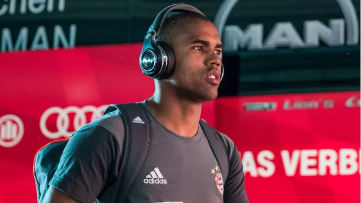 Douglas Costa pode pintar como grande reforço de campeão brasileiro (Photo by Simon Hofmann/Getty Images for MAN)
