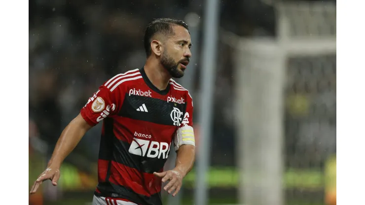 SAO PAULO, BRAZIL - OCTOBER 7: Everton Ribeiro of Flamengo looks on during the match between Corinthians and Flamengo as part of Brasileirao Series A 2023 at Neo Quimica Arena on October 7, 2023 in Sao Paulo, Brazil. (Photo by Ricardo Moreira/Getty Images)
