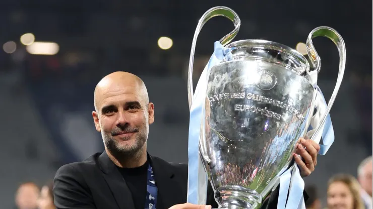 Pep Guardiola com a orelhuda da Champions League. Foto: Catherine Ivill/Getty Images
