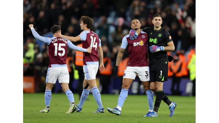 Emiliano Martínez<br />
e Diego Carlos celebram vitória do Aston Villa no Villa Park (Foto: Catherine Ivill/Getty Images)
