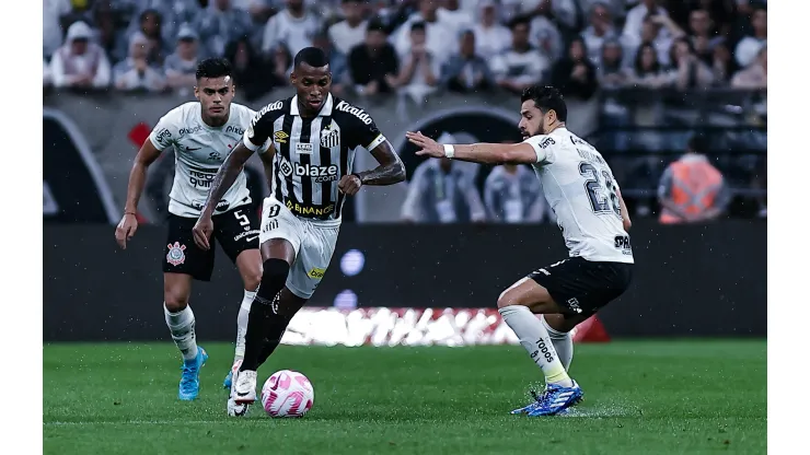 SP - SAO PAULO - 29/10/2023 - BRASILEIRO A 2023, CORINTHIANS X SANTOS - Giuliano jogador do Corinthians disputa lance com Jean Lucas jogador do Santos durante partida no estadio Arena Corinthians pelo campeonato Brasileiro A 2023. Foto: Fabio Giannelli/AGIF
