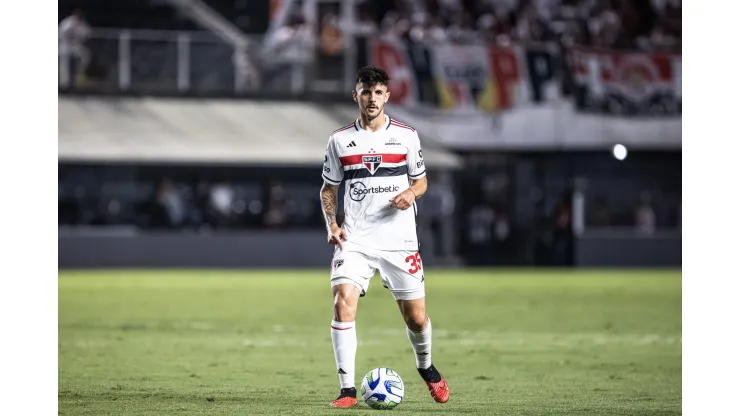 SP - SANTOS - 08/11/2023 - BRASILEIRO A 2023, SAO PAULO X BRAGANTINO - Lucas Beraldo jogador do Sao Paulo durante partida contra o Bragantino no estadio Vila Belmiro pelo campeonato Brasileiro A 2023. Foto: Abner Dourado/AGIF
