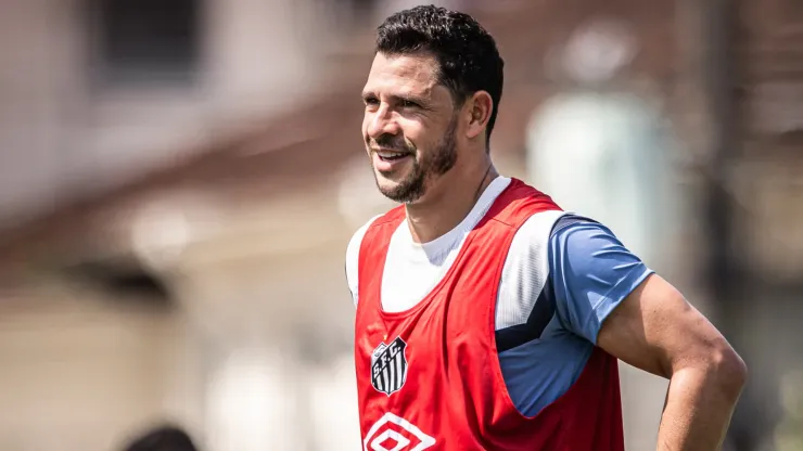 Giuliano foi apresentado oficialmente no Santos  (Foto: Raul Baretta/ Santos FC/ Divulgação)
