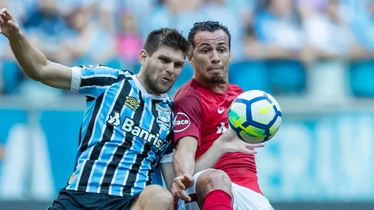 Leandro Damião se coloca a disposição para assinar com rival do Internacional. Foto: Jeferson Guareze/AGIF
