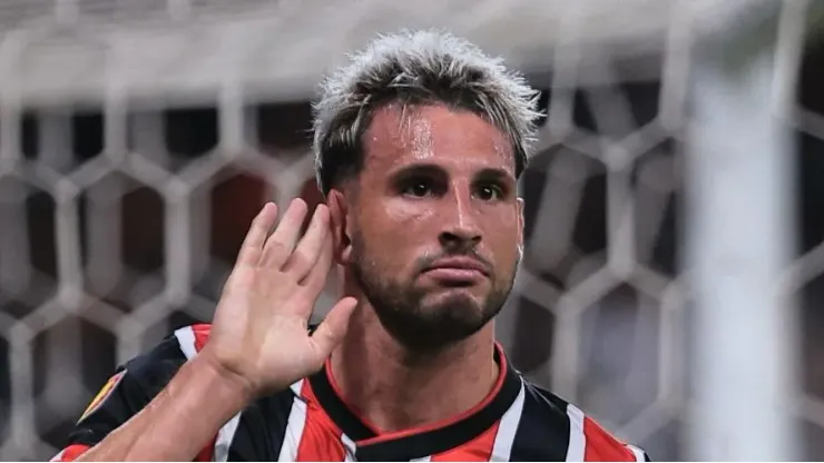 Calleri comemora gol pelo São Paulo. Foto: Ettore Chiereguini/AGIF
