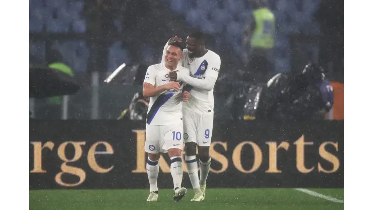 Lautaro Martínez e Marcus Thuram comemoram vitória da Internazionale pela Serie A, diante da Roma, no Estádio Olímpico (Foto: Paolo Bruno/Getty Images)
