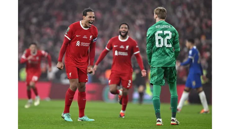 Virgil Van Dijk e Caoimhin Kelleher comemoram pelo Liverpool em Wembley após o título da Copa da Liga Inglesa, diante do Chelsea (Foto: Mike Hewitt/Getty Images)
