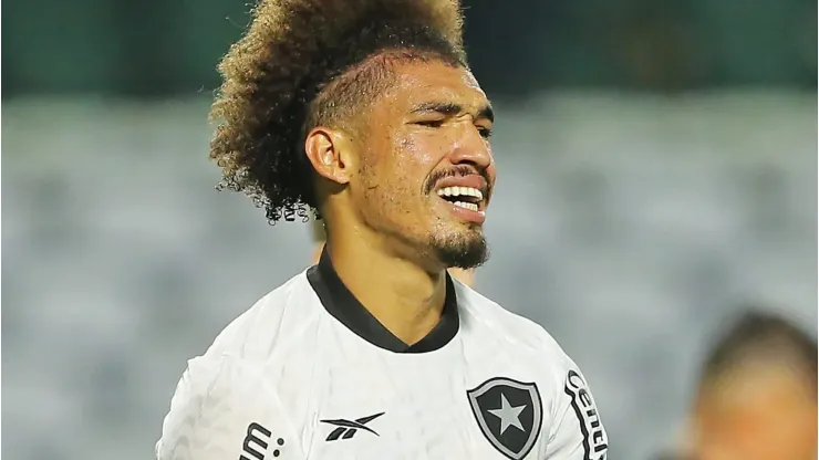 R$ 40 milhões: Adryelson, ex-Botafogo, entra na mira de grande clube do futebol paulista. (Photo by Heuler Andrey/Getty Images)
