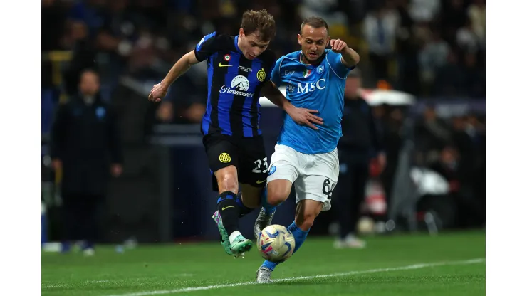 Barella encara Lobotka em jogo entre Inter e Napoli, pela Supercopa da Itália (Foto: Yasser Bakhsh/Getty Images)
